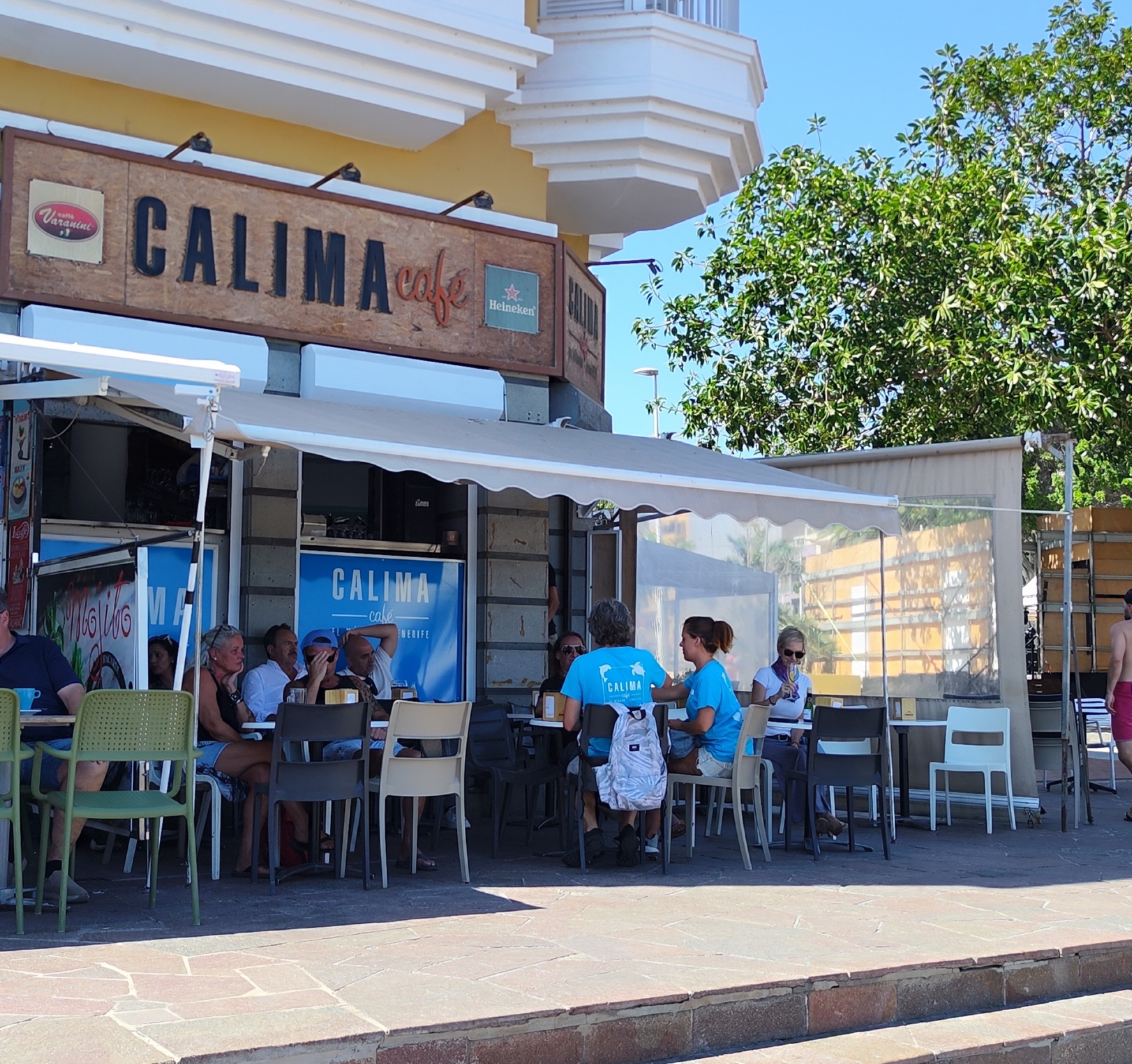 Clientes disfrutando del ambiente en la terraza del Calima Café