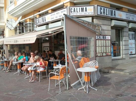 Fachada del Calima Cafe en una esquina de la plaza de El Médano