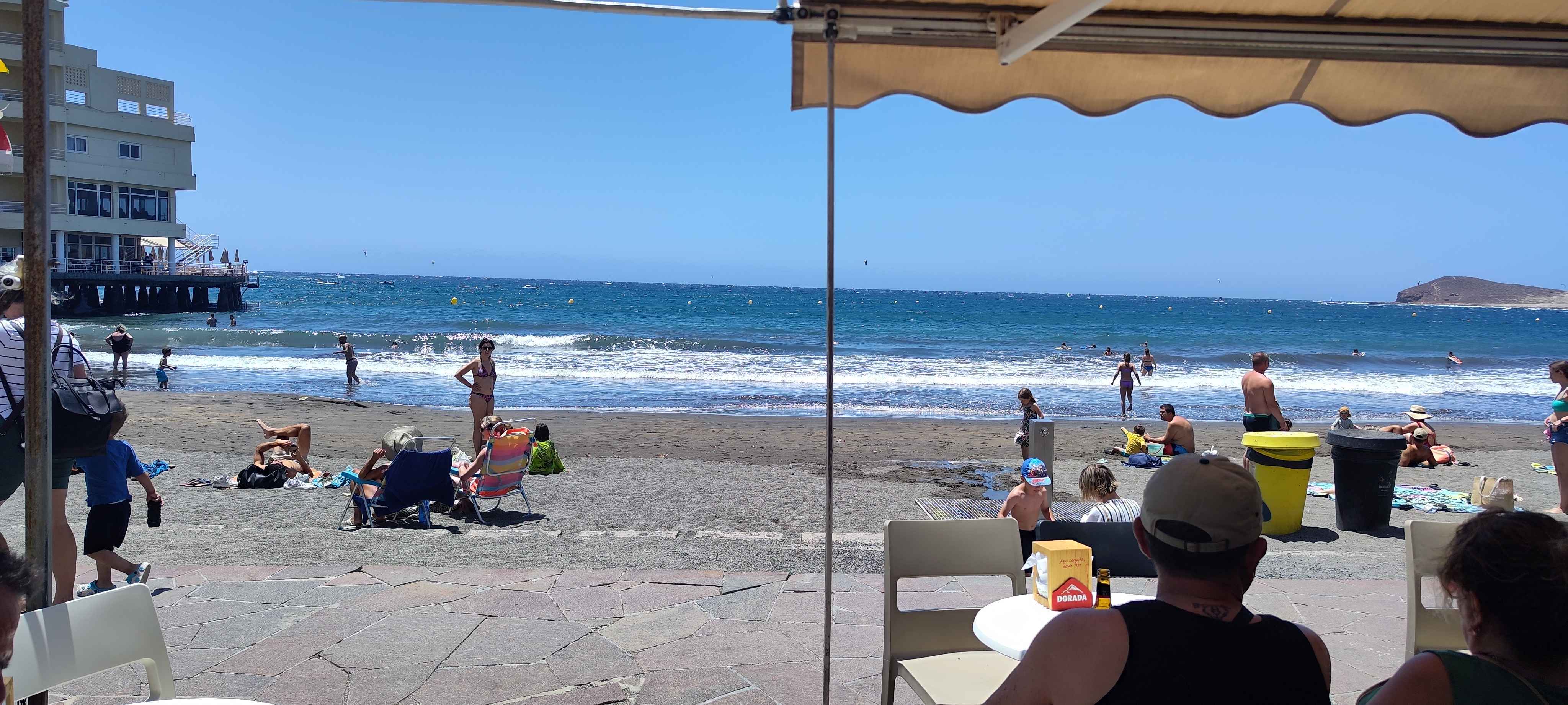 Vista desde la terraza del Calima Cafe hacia la playa y el mar de El Médano